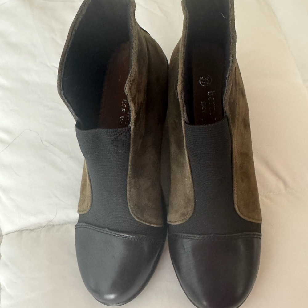 bernie mev. Olive green and black leather Ankle Boots